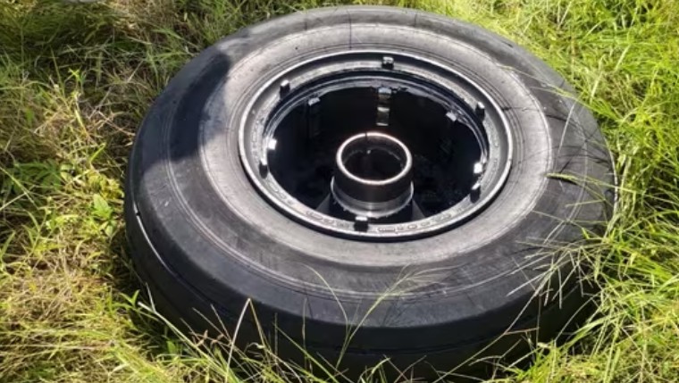 उड्डाण करताच विमानाचे चाक निखळले आणि …