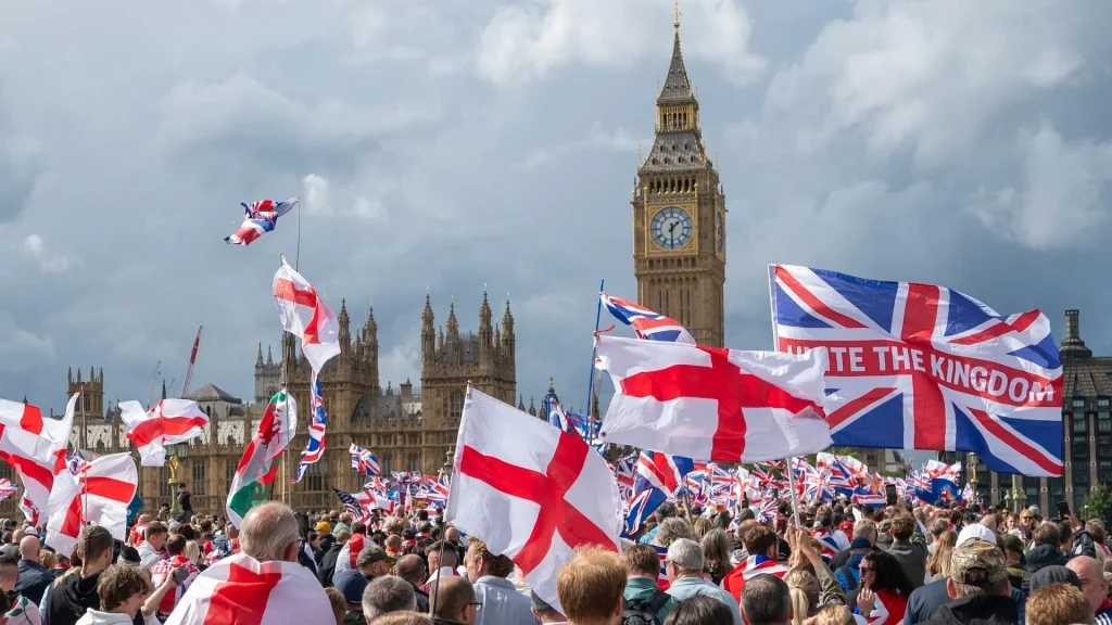 ब्रिटनमधील लोक स्थलांतराविरोधात; ‘आमचा देश परत द्या’चा उद्घोष