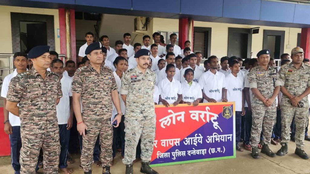 छत्तीसगड: एकाच वेळी ७१ नक्षलवाद्यांनी सोडली हिंसेची वाट!