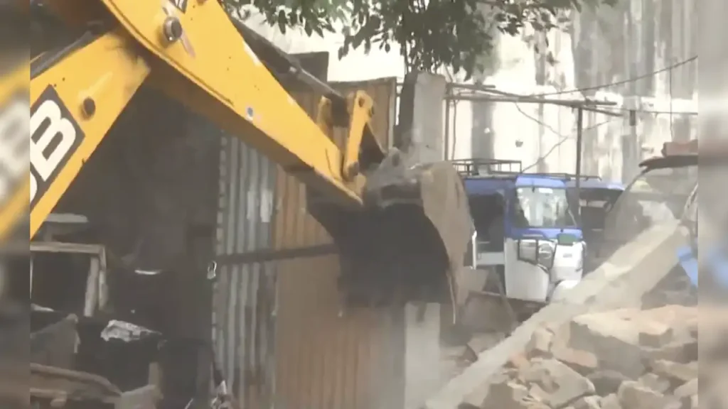 बरेलीमध्ये मौलाना मोहसीन रझा यांच्या मालमत्तेवर बुलडोझर कारवाई!