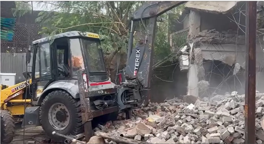 भोपाळमधील ‘लव्ह जिहाद’ प्रकरण; आरोपी साद आणि साहिलच्या घरावर बुलडोझर!