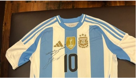 लिओनेल मेस्सीने पंतप्रधान मोदींच्या वाढदिवसानिमित्त स्वाक्षरी केलेली जर्सी पाठवली!