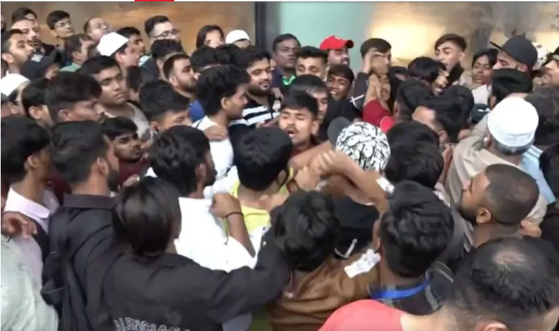 मुंबईत आयफोन १७ च्या खरेदीवेळी तुफान गर्दी, हाणामारी!