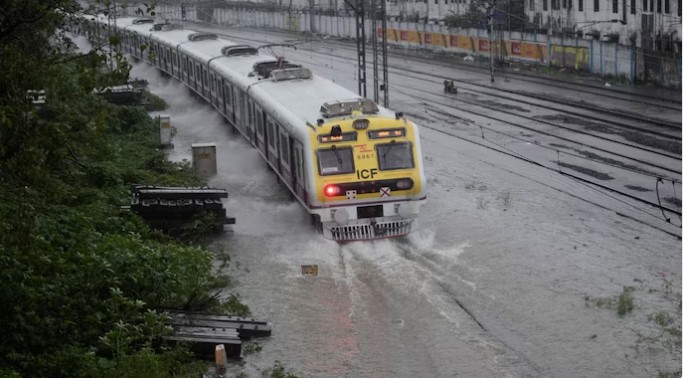 मुंबईत मुसळधार पावसाचा इशारा: एनडीआरएफ सज्ज!