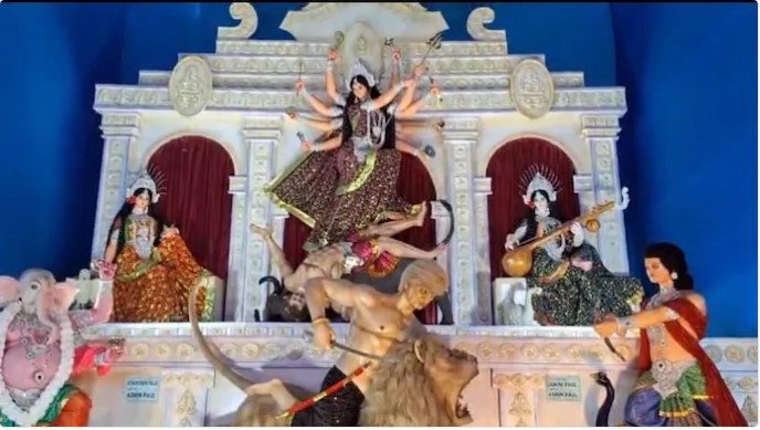 व्यापार वादाच्या पार्श्वभूमीवर बंगालच्या पूजा मंडपात राक्षसाच्या रूपात ‘डोनाल्ड ट्रम्प’
