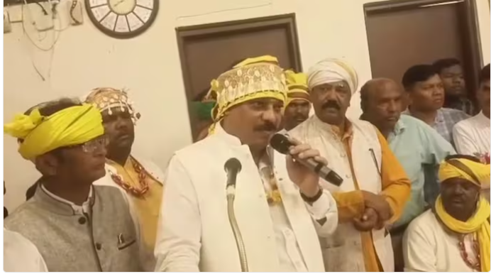 कॉंग्रेस आमदार म्हणतो, आदिवासी हिंदू नाहीत!