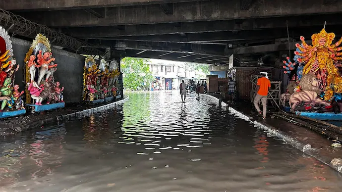 कोलकातामध्ये मुसळधार पावसाचा कहर; जनजीवन विस्कळीत, नऊ जणांचा मृत्यू!