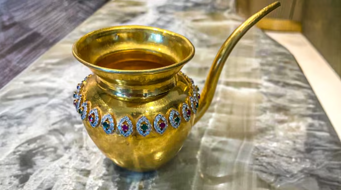 लाल किल्ला परिसरात १ कोटींचा रत्नजडित कलश चोरीला!