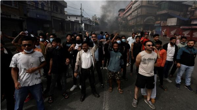 “नेपाळमध्ये असंतोष कायम; सोशल मीडिया सुरु होताच पुन्हा जनआंदोलन पेटलं”