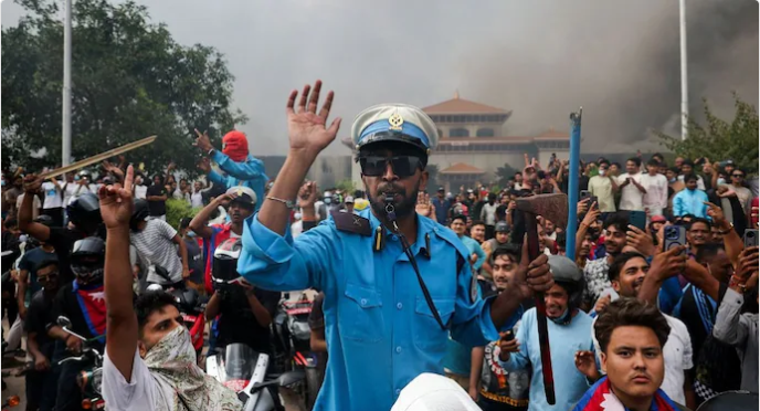 ‘संविधान पुनर्लेखन करा, ३ दशकांच्या लुटीची चौकशी करा’