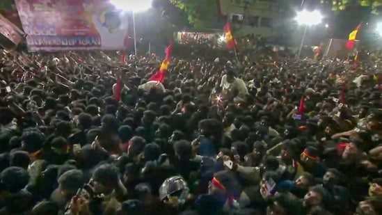 तमिळनाडूत अभिनेता विजयच्या सभेत चेंगराचेंगरी; ३६ ठार