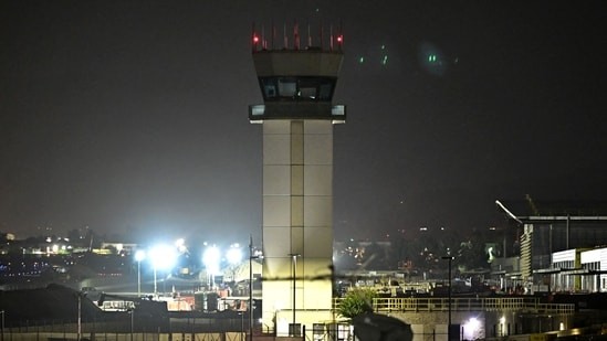 अमेरिकेच्या तिजोरीला लागलेल्या टाळ्याचा फटका हवाई वाहतुकीला