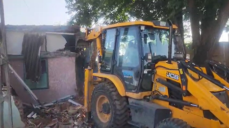 गोधऱ्यात ३५ बेकायदेशीर बांधकामांवर बुलडोझर