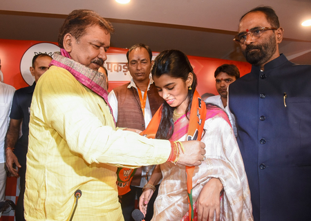 लोकगायिका मैथिली ठाकुर भाजपमध्ये !