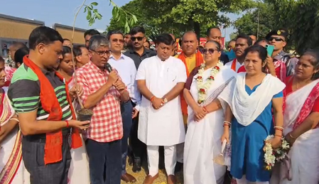 मंत्री मजूमदार यांनी पंतप्रधान मोदींच्या मातोश्रींच्या नावाने लावले झाड
