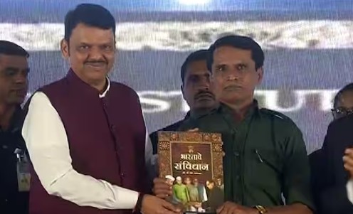 शस्त्रे सोडून संविधान हाती घेत भूपतीसह ६० नक्षलींचे आत्मसमर्पण