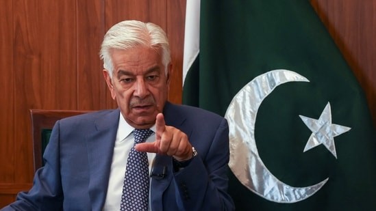 पाक संरक्षण मंत्री म्हणतात, दोन आघाड्यांवर युद्धासाठी तयार!