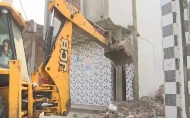संभलमध्ये सरकारी जमिनीवर असलेल्या मशीदीवर बुलडोझर कारवाई
