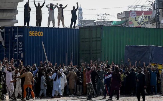 … म्हणून इस्लामाबादकडे जाणारे रस्ते कंटेनरने केले बंद