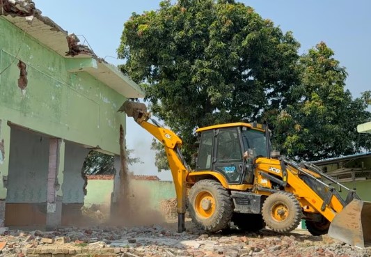 संभलमध्ये सार्वजनिक उद्यानाच्या जमिनीवर बांधलेल्या मशीदीवर बुलडोझर कारवाई