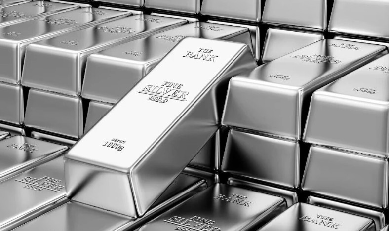 चांदी थांबता थांबेना दिग्गजांचे अंदाज उताणे पडले, २०२६ मध्ये २०० डॉलर?