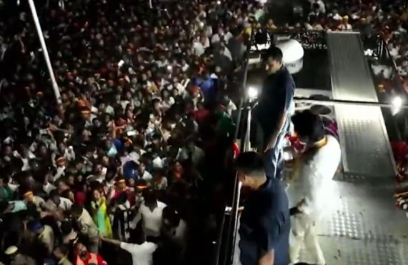 चेंगराचेंगरीनंतर पक्षप्रमुख विजय घटनास्थळावरून पळून गेले!