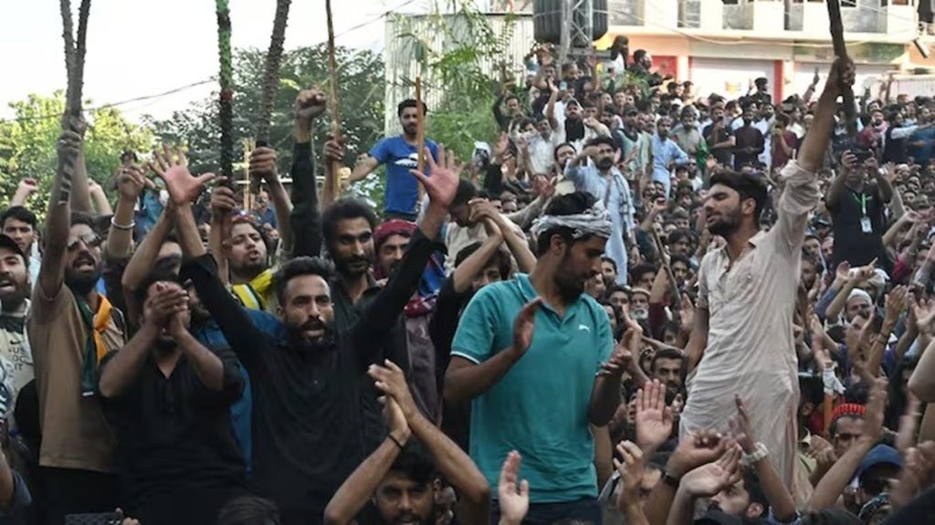 पीओकेमध्ये हिंसक आंदोलन; पाक सैन्याच्या गोळीबारात १२ ठार!