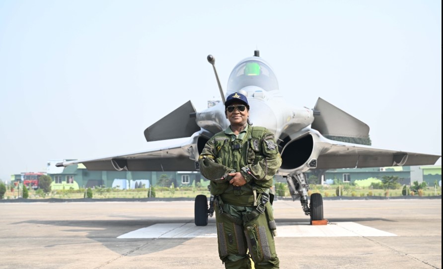 राष्ट्रपतींनी ‘राफेल’ विमानातून केले उड्डाण!