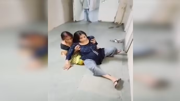 संतापजनक! “महिला जमिनीवर बाळंत झाली, नर्स म्हणाली – ‘मजा आली का?'”