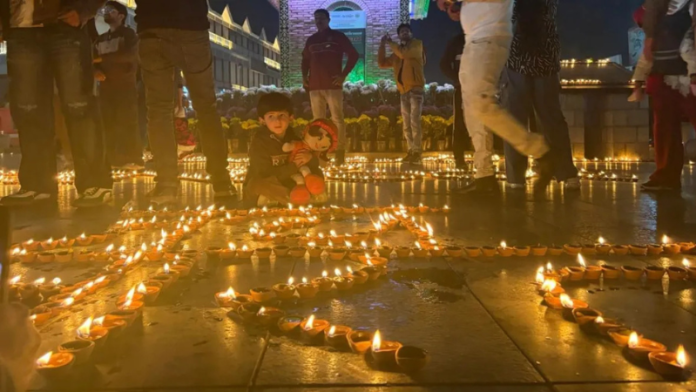 देशभरात दिवाळीचा जल्लोष; श्रीनगरच्या लाल चौकात ‘ऑपरेशन सिंदूर’ची झलक!