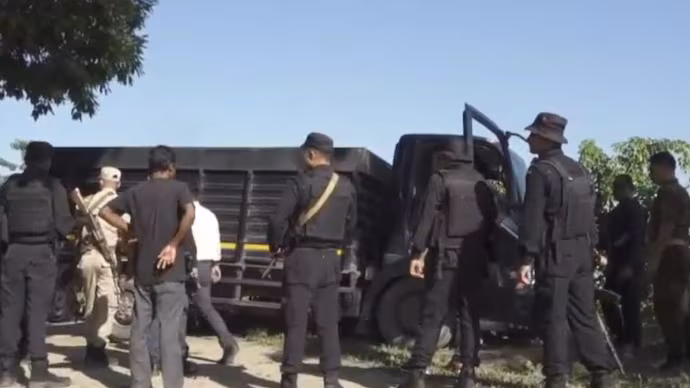 आसाममध्ये लष्करी छावणीवर दहशतवाद्यांचा हल्ला, ३ जवान जखमी