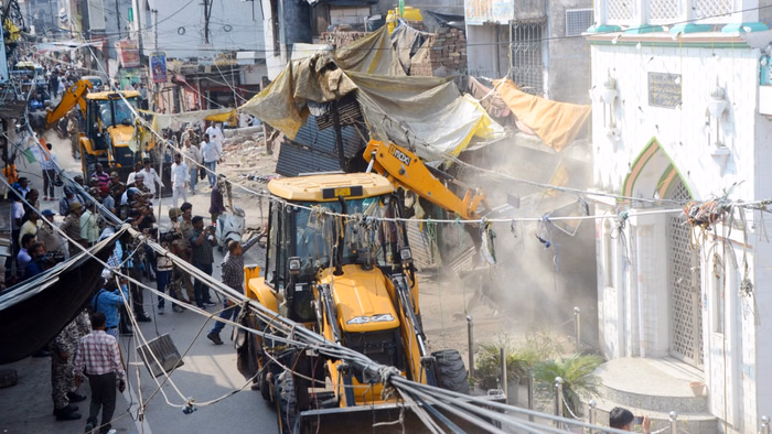 बरेलीमध्ये ४०० दुकानांबाहेरील अतिक्रमणांवर बुलडोझर!