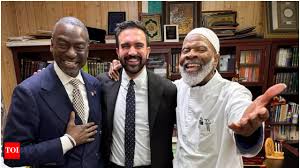 न्यूयॉर्कचे संभाव्य महापौर ममदानींचे बॉम्बस्फोट कटातील संशयिताच्या गळ्यात गळे