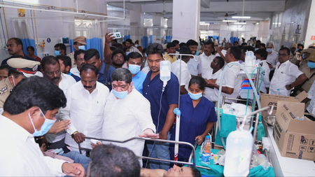 बस-टिपरच्या भीषण धडकेत २० जण ठार