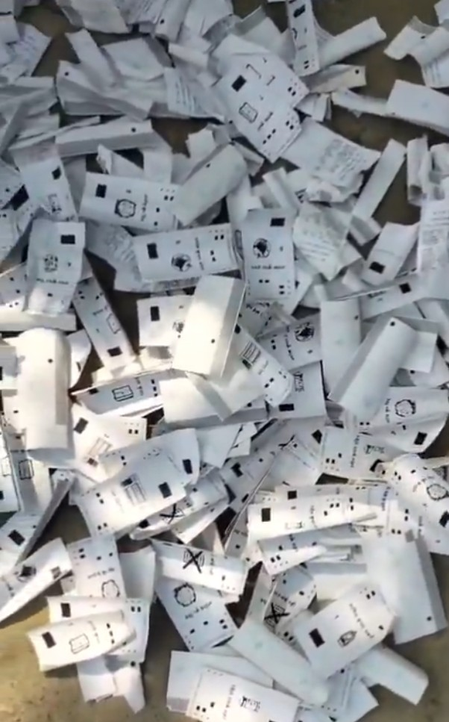 समस्तीपुरमध्ये रस्त्याकडेला आढळल्या हजारो VVPAT चिठ्ठ्या आढळल्या