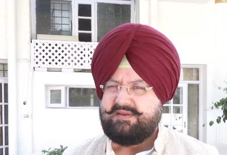 रॉबर्ट वाड्रा यांच्यावर मानहानीचा दावा करायला हवा