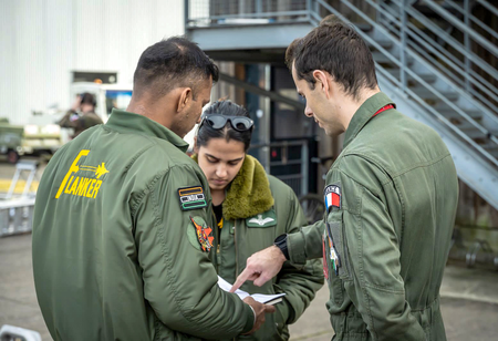 इंजिनमध्ये तांत्रिक बिघाड, वायुसेनेच्या एअरक्राफ्टची आपत्कालीन लँडिंग