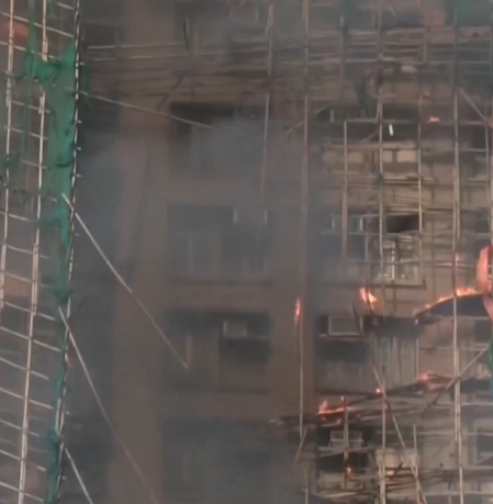 हाँगकाँगमध्ये आगीत अनेक लोक अडकले