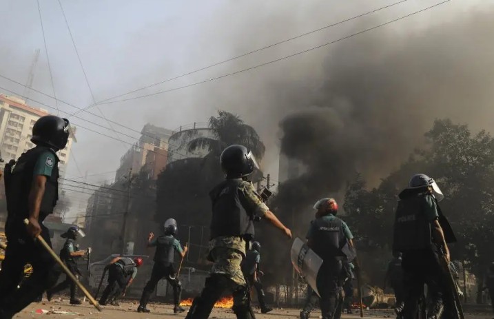 हसीना प्रकरणावरील निर्णयानंतर बांगलादेशात पुन्हा अराजकता; अश्रुधुर, साउंड ग्रेनेड, लाठीमार!