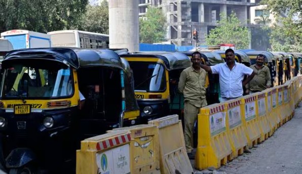 सीएनजीच्या तुटवड्याचा जनजीवनाला फटका; पंपांवर वाहनांच्या लांबच्या लांब रांगा