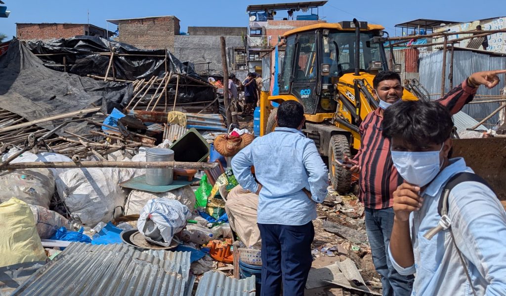 मालवणीतील ढाकावर बुलडोजर फिरला; स्लम शेखला देवाभाऊंचा दणका