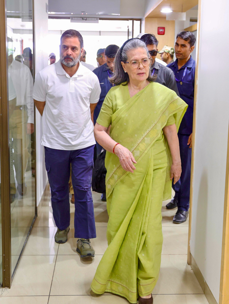 नेशनल हेराल्ड प्रकरण : ईओडब्ल्यूकडून राहुल आणि सोनिया गांधींवर एफआयआर