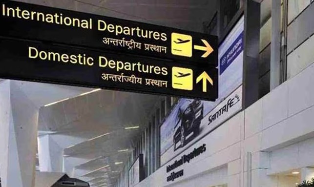 दिल्लीच्या इंदिरा गांधी आंतरराष्ट्रीय विमानतळावरील १०० हून अधिक उड्डाणे विलंबाने! कारण काय?