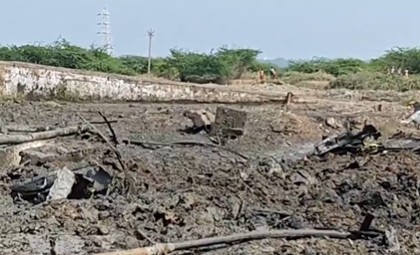 चेन्नईत भारतीय हवाई दलाचे विमान कोसळले; वैमानिक बचावला