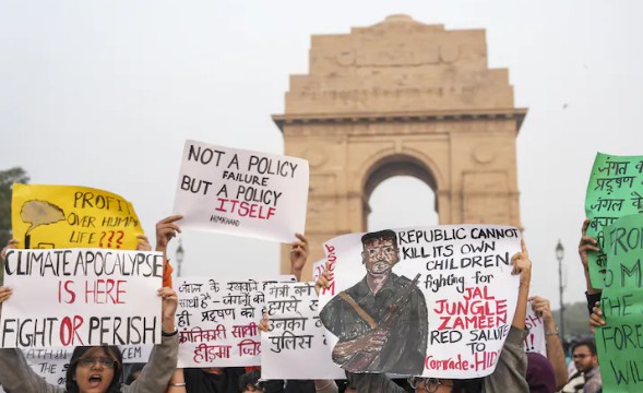 दिल्लीत प्रदूषणाविरुद्धच्या आंदोलनात माओवादी कमांडर माडवी हिडमाचे पोस्टर्स