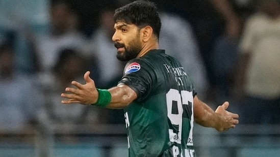 मैदानात वादग्रस्त हावभाव करणाऱ्या हारिस रौफवर दोन सामन्यांची बंदी