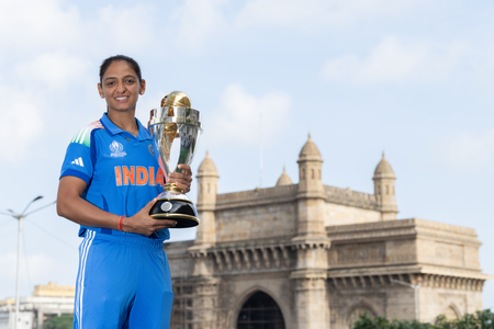 क्रिकेट स्टेडियमच्या स्टँडला हरमनप्रीत कौर-युवराज सिंह यांचे नाव