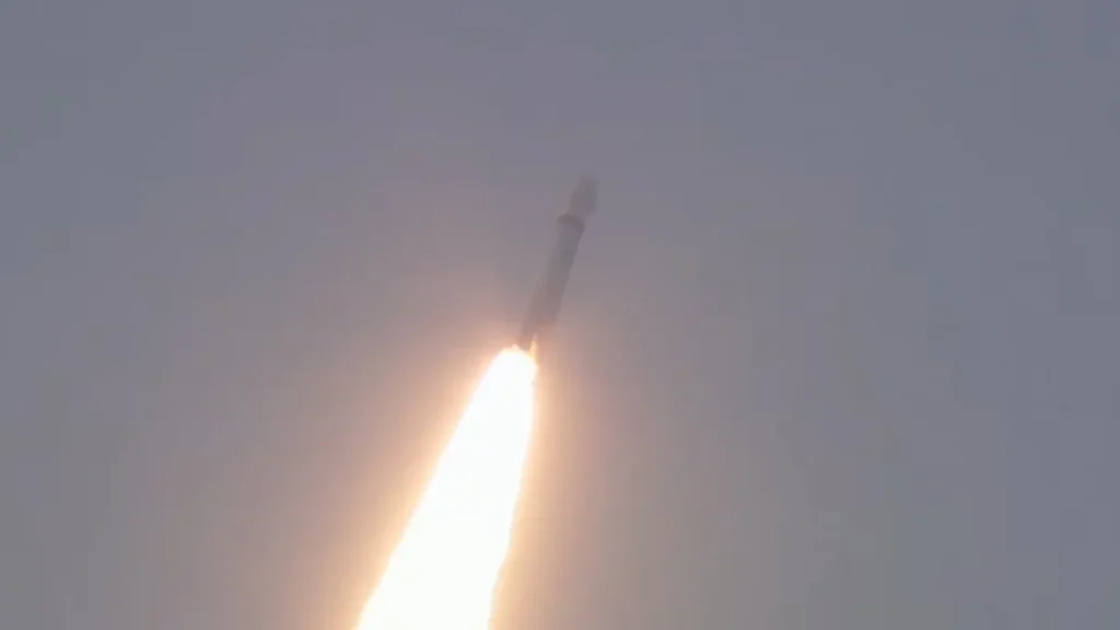 इस्रोचा ‘बाहुबली’ यशस्वीरित्या अवकाशात झेपावला!