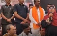 उद्धव ठाकरेंसमोर महिला म्हणाली, टीव्हीवर रामायण दाखवू नका, संविधान दाखवा