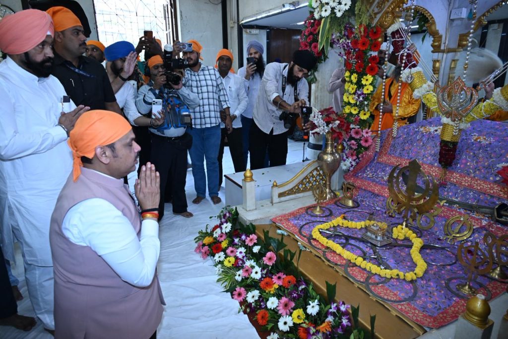 मानवतेच्या मार्गावर चालण्यासाठी कृतीतून संकल्प करूया